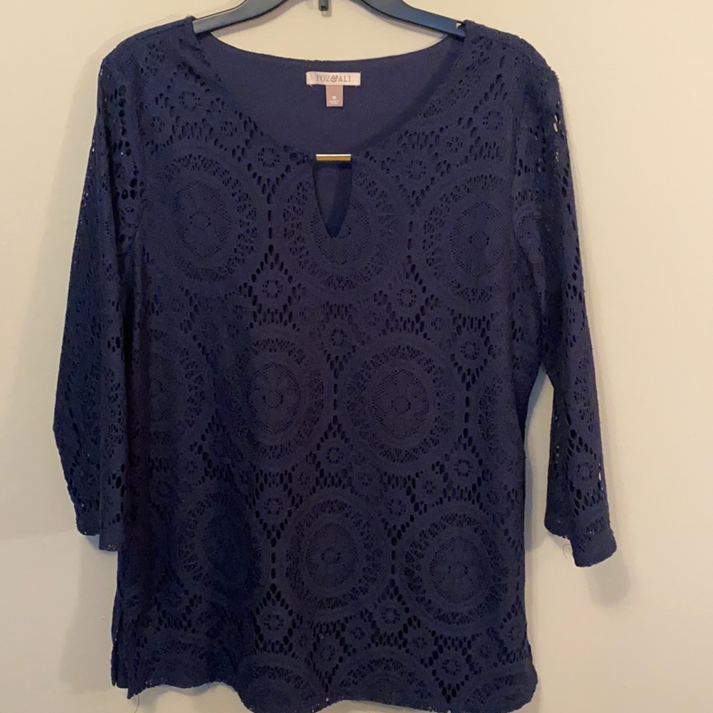 Women’s  Roz&Ali M blue lace top, keyhole front.